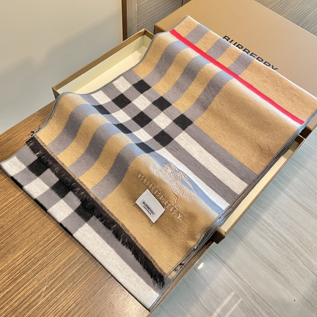 巴宝莉男仕围巾新款到货！海外原单，专柜原版，👏🎀️精美 今年超流行的款✨颜色随便百搭精神现👍💓🎀时尚级惊