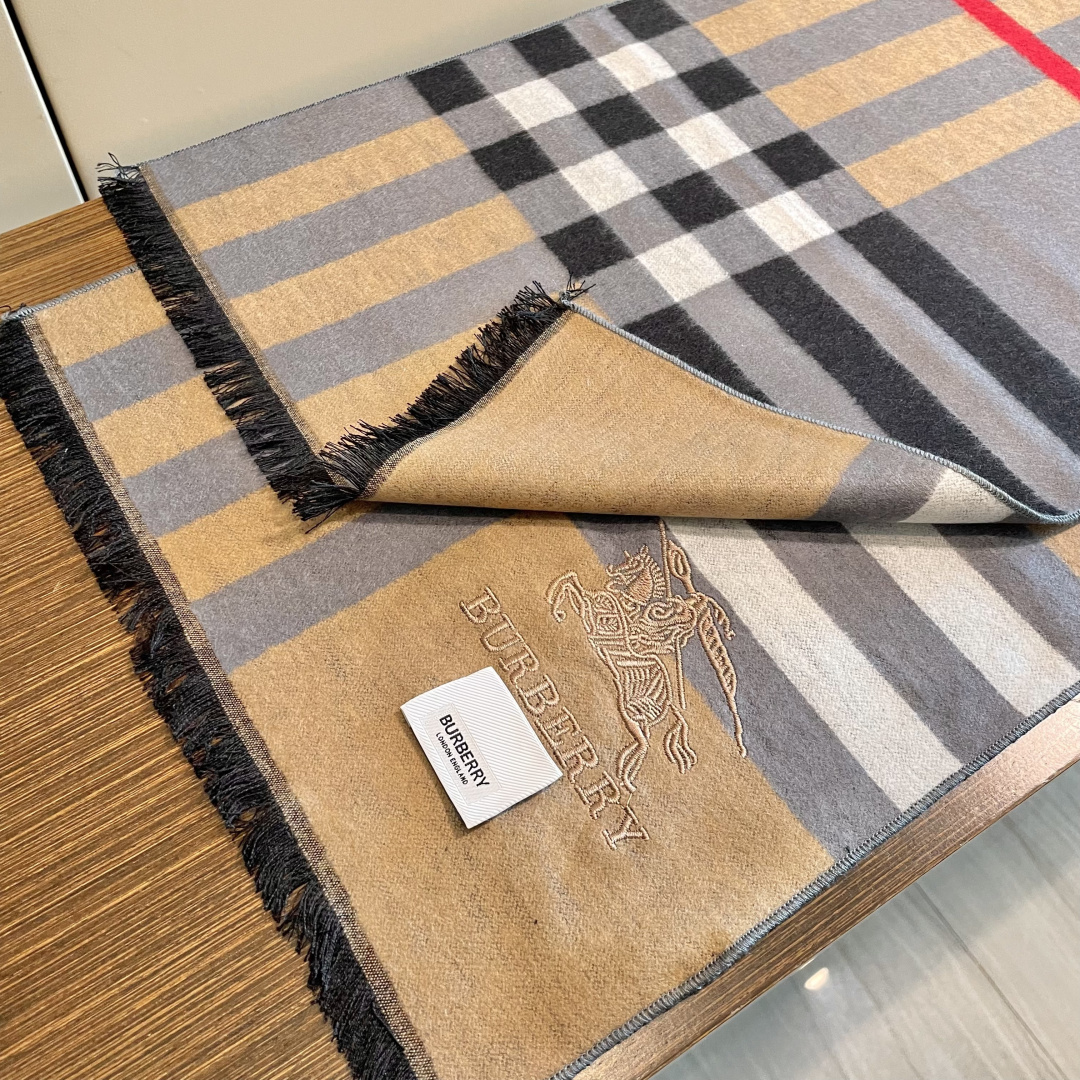 巴宝莉男仕围巾新款到货！海外原单，专柜原版，👏🎀️精美 今年超流行的款✨颜色随便百搭精神现👍💓🎀时尚级惊