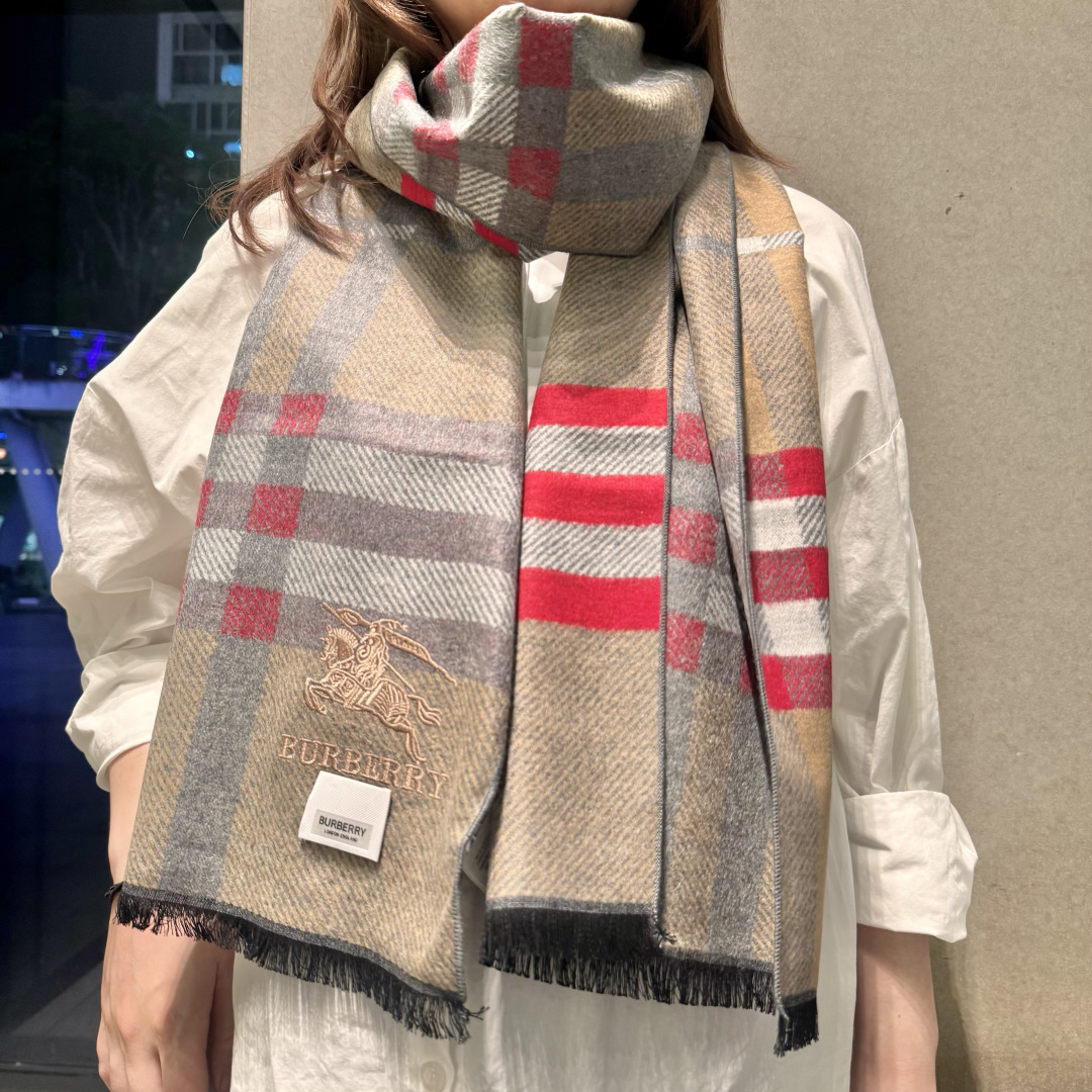 NO:728679,Burberry’s new men’s scarves are here!  Overseas original order, original counter version, exquisite. This year's super popular color is casual and versatile, and the spirit is fashionable and stunning. It is perfect when wrapped around the neck and shoulders. It shows your temperament. 15* velvet fabric, high-end scarf for men's welfare, high-end scarf, burberry19860909巴宝莉男仕围巾新款到货！海外原单,专柜原版,精美 今年超流行的款颜色随便百搭精神现时尚级惊艳,绕在颈披在肩超级完美非常显气质15*丝绒面料,狠货男仕福利高版本围巾,高版本围巾,burberry,scarf
