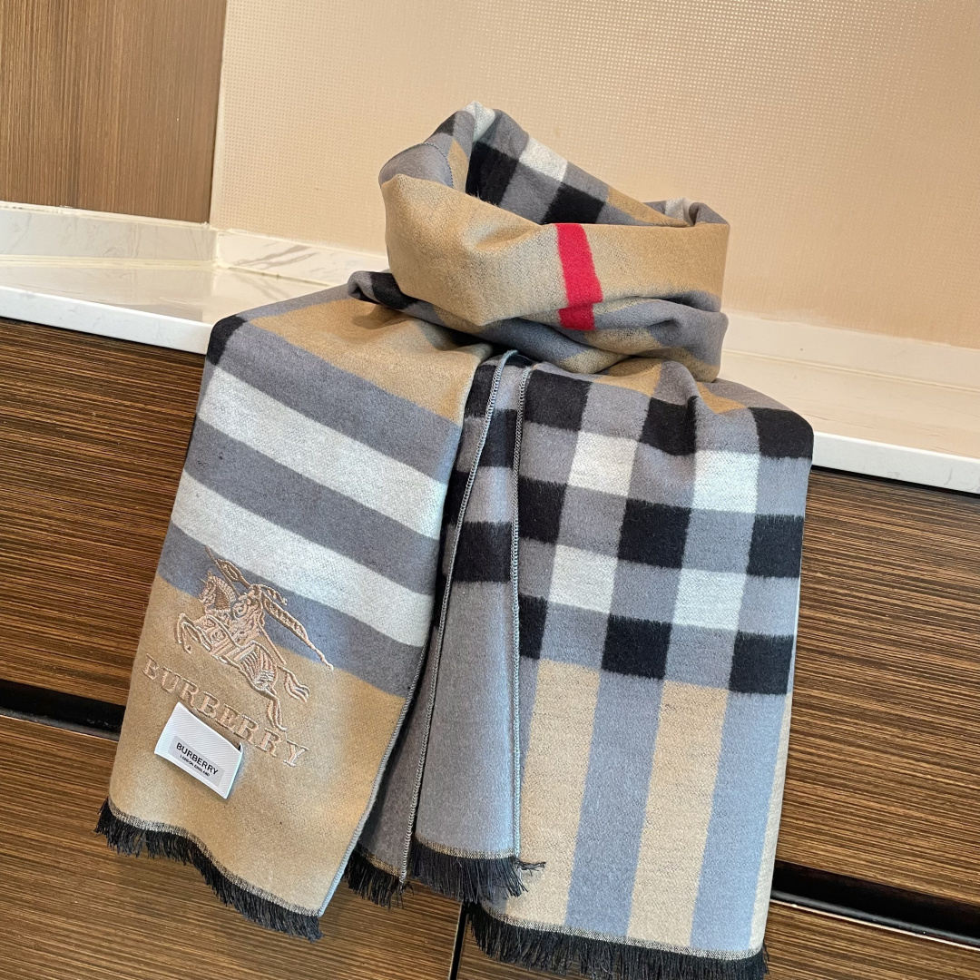 巴宝莉男仕围巾新款到货！海外原单，专柜原版，👏🎀️精美 今年超流行的款✨颜色随便百搭精神现👍💓🎀时尚级惊