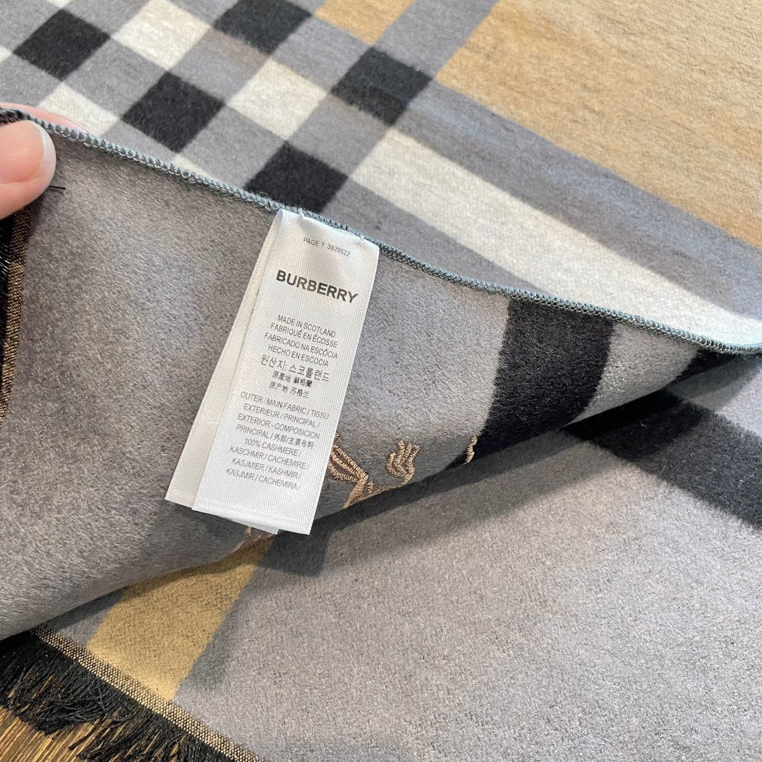 巴宝莉男仕围巾新款到货！海外原单，专柜原版，👏🎀️精美 今年超流行的款✨颜色随便百搭精神现👍💓🎀时尚级惊