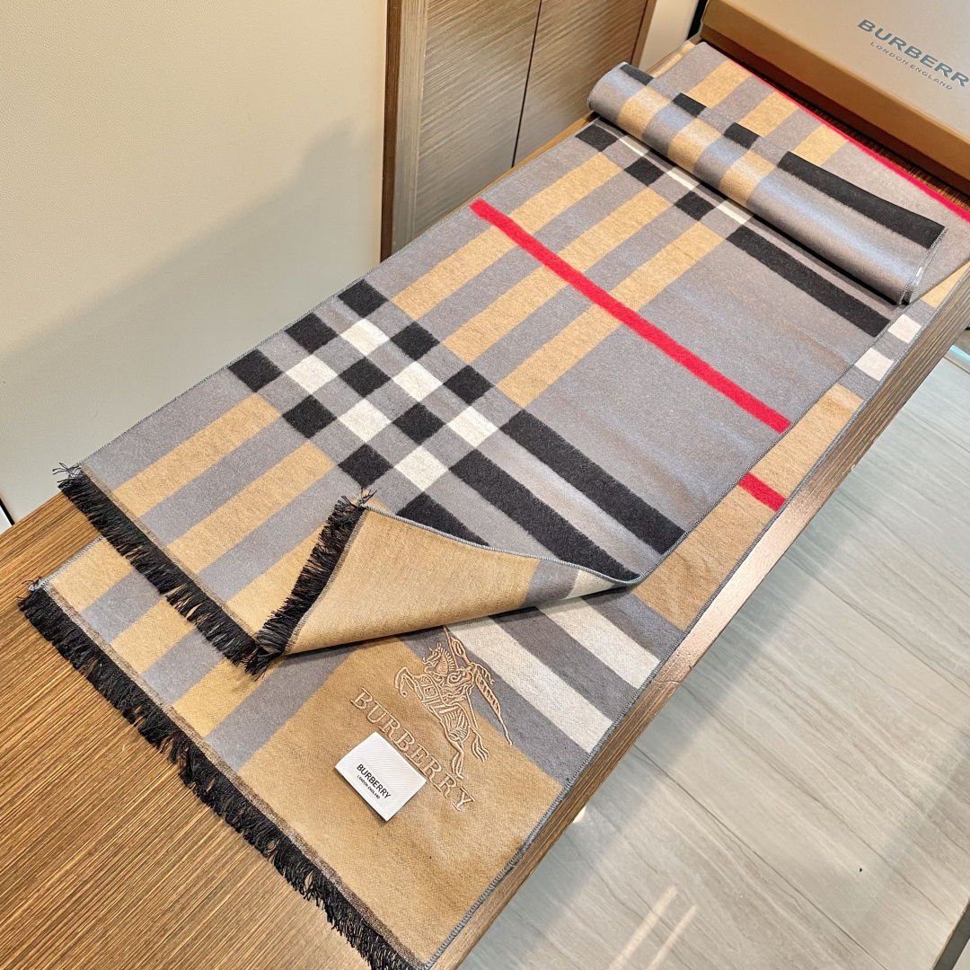 巴宝莉男仕围巾新款到货！海外原单，专柜原版，👏🎀️精美 今年超流行的款✨颜色随便百搭精神现👍💓🎀时尚级惊