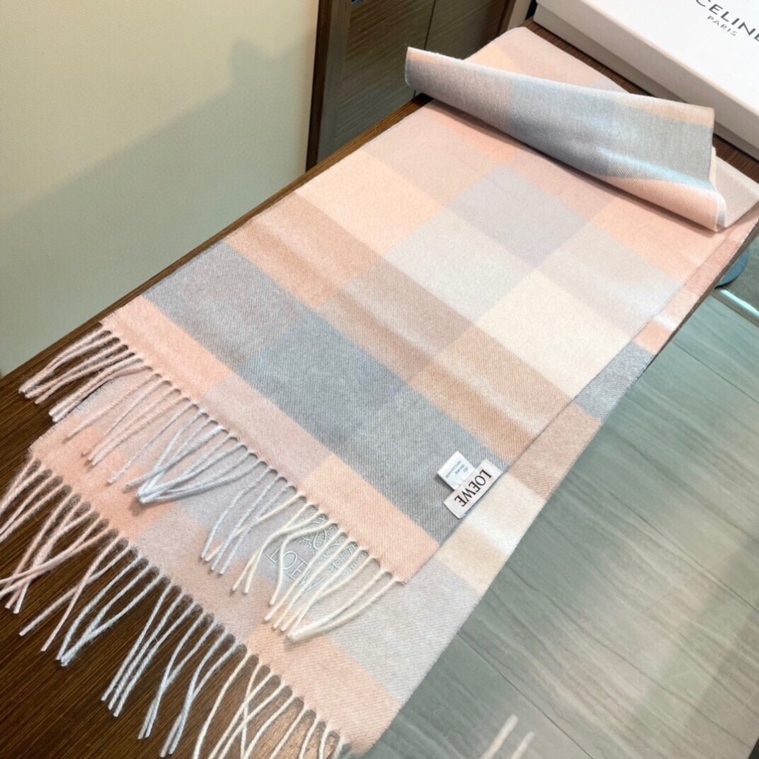 难得的高端家属福利‼️LOEWE刺绣🪡非常正的围巾~面料大爱，非常柔软细腻舒服‼️大气简约，超级好看的男