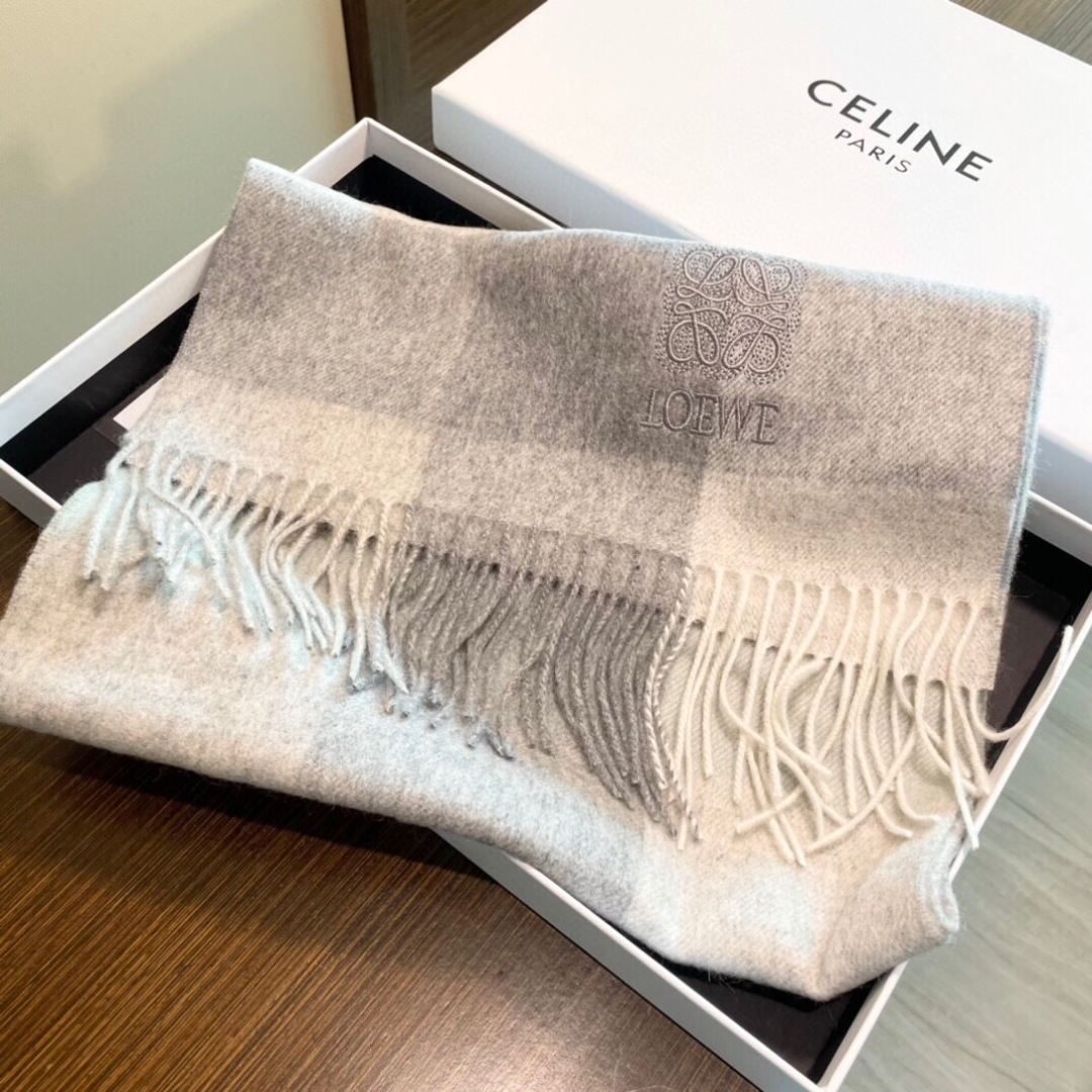 难得的高端家属福利‼️LOEWE刺绣🪡非常正的围巾~面料大爱，非常柔软细腻舒服‼️大气简约，超级好看的男