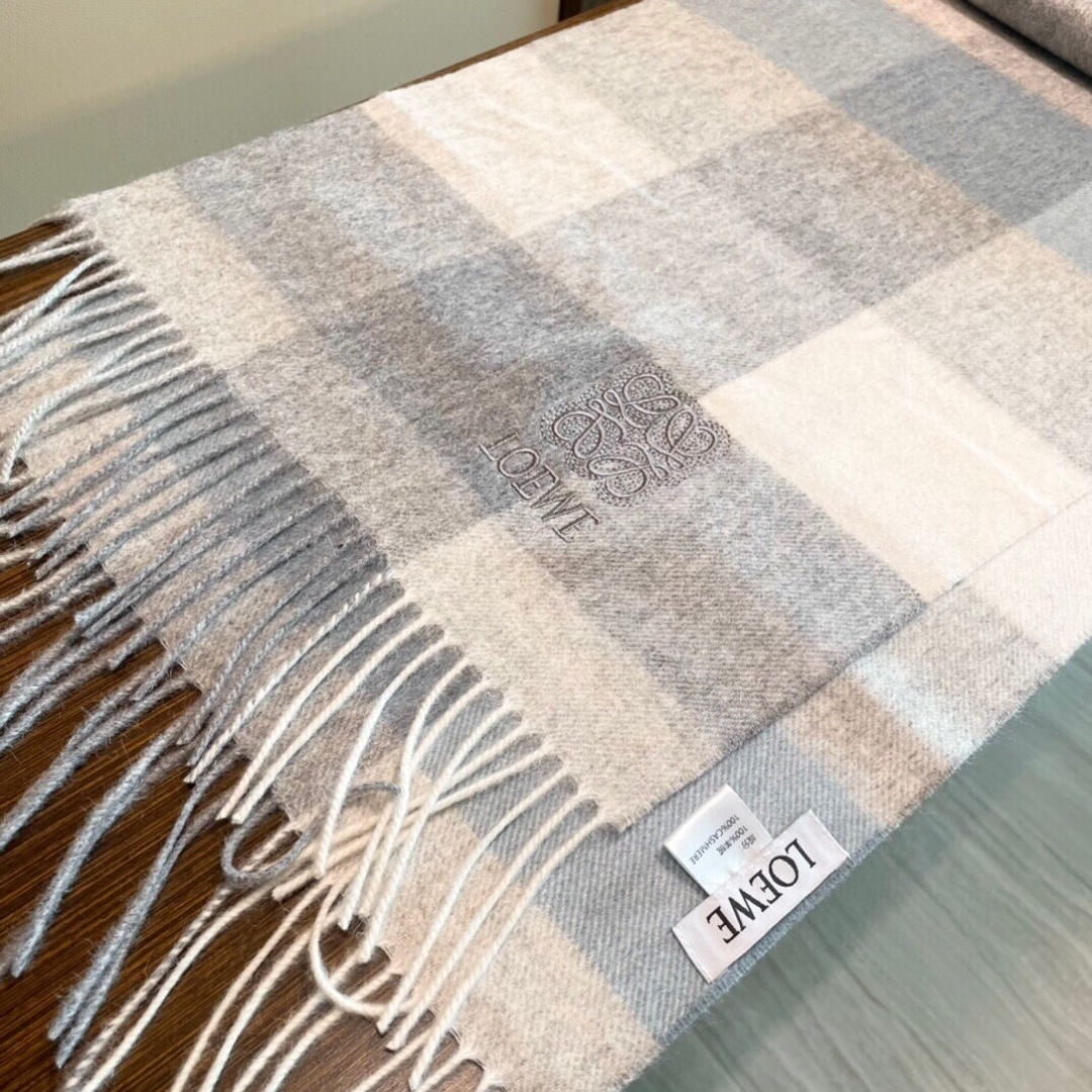 难得的高端家属福利‼️LOEWE刺绣🪡非常正的围巾~面料大爱，非常柔软细腻舒服‼️大气简约，超级好看的男