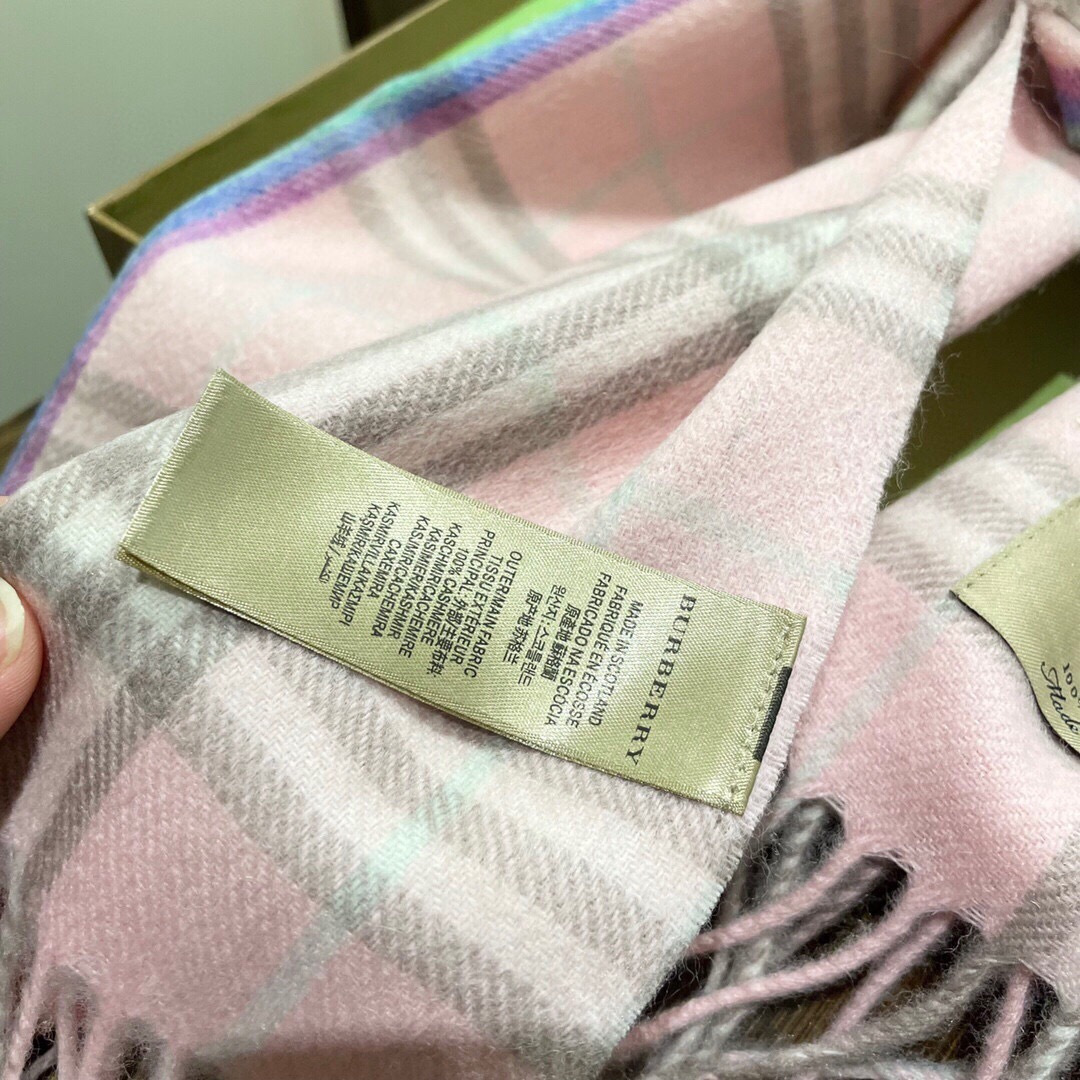 上新。巴宝莉专柜款 官网最新款男女通用情侣款👫手感感到爆，💥 非常保暖👑 柔软亲肤，不扎脖😍经典巴宝莉格