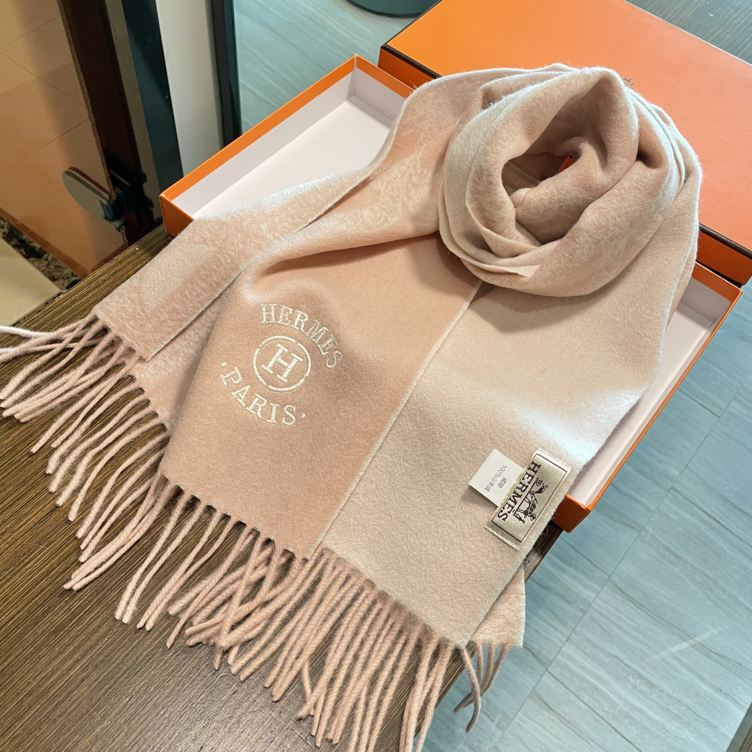 新品 新品 爱马仕男女款围巾且买且珍惜😍~都是出口订单所以比较难遇❤️东西讲究少而精😍好看的一定要收😎这