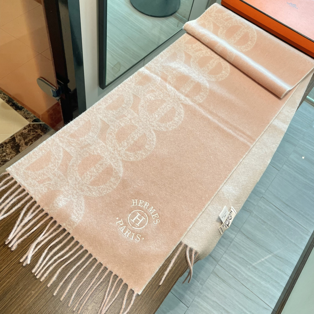 新品 新品 爱马仕男女款围巾且买且珍惜😍~都是出口订单所以比较难遇❤️东西讲究少而精😍好看的一定要收😎这