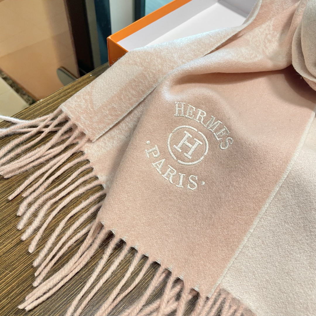 新品 新品 爱马仕男女款围巾且买且珍惜😍~都是出口订单所以比较难遇❤️东西讲究少而精😍好看的一定要收😎这