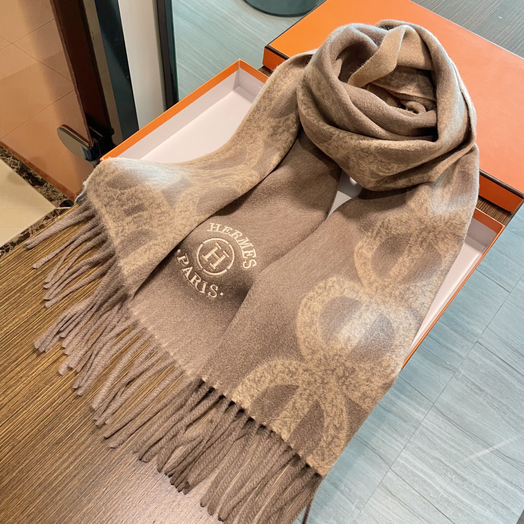 新品 新品 爱马仕男女款围巾且买且珍惜😍~都是出口订单所以比较难遇❤️东西讲究少而精😍好看的一定要收😎这