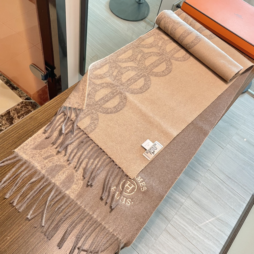 新品 新品 爱马仕男女款围巾且买且珍惜😍~都是出口订单所以比较难遇❤️东西讲究少而精😍好看的一定要收😎这