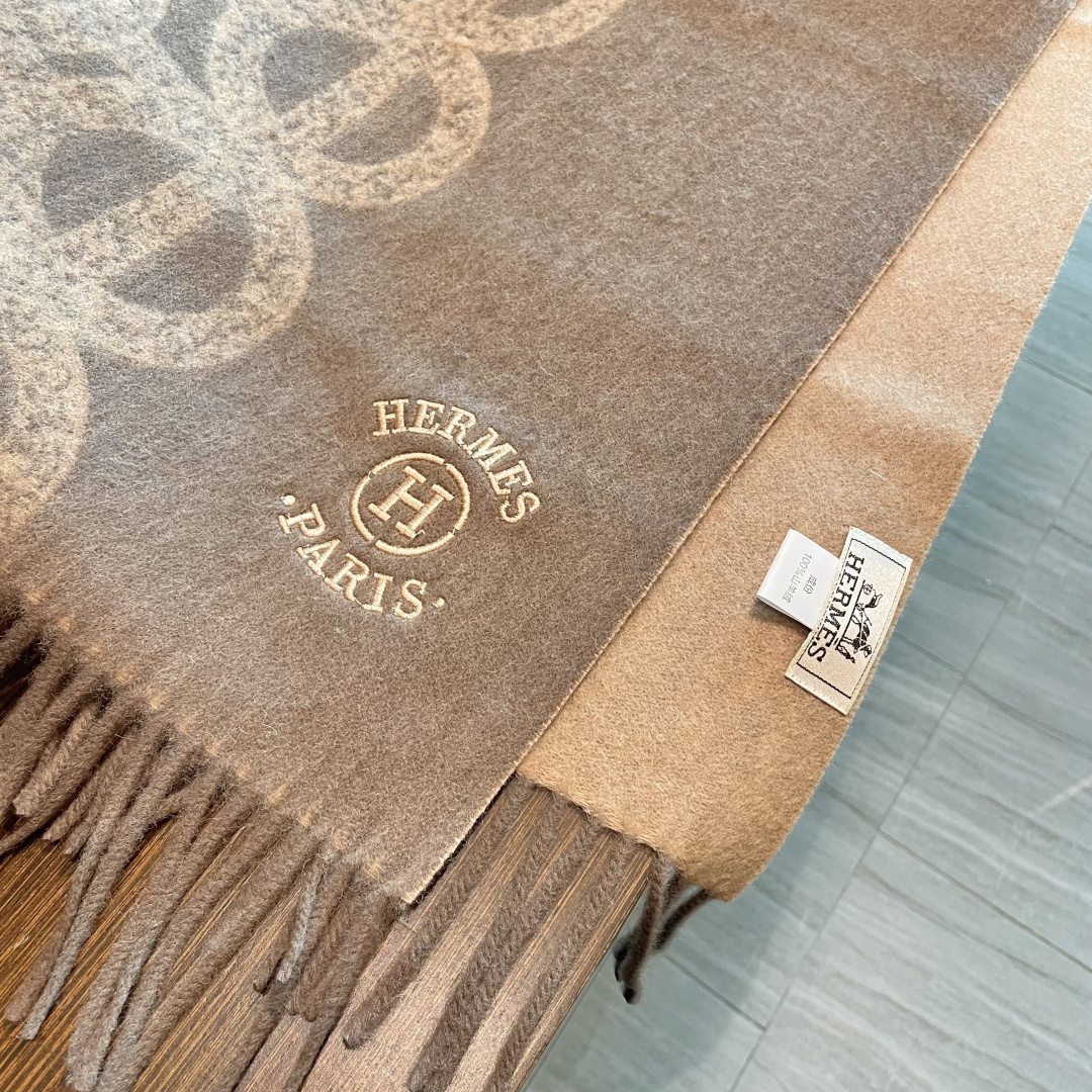新品 新品 爱马仕男女款围巾且买且珍惜😍~都是出口订单所以比较难遇❤️东西讲究少而精😍好看的一定要收😎这