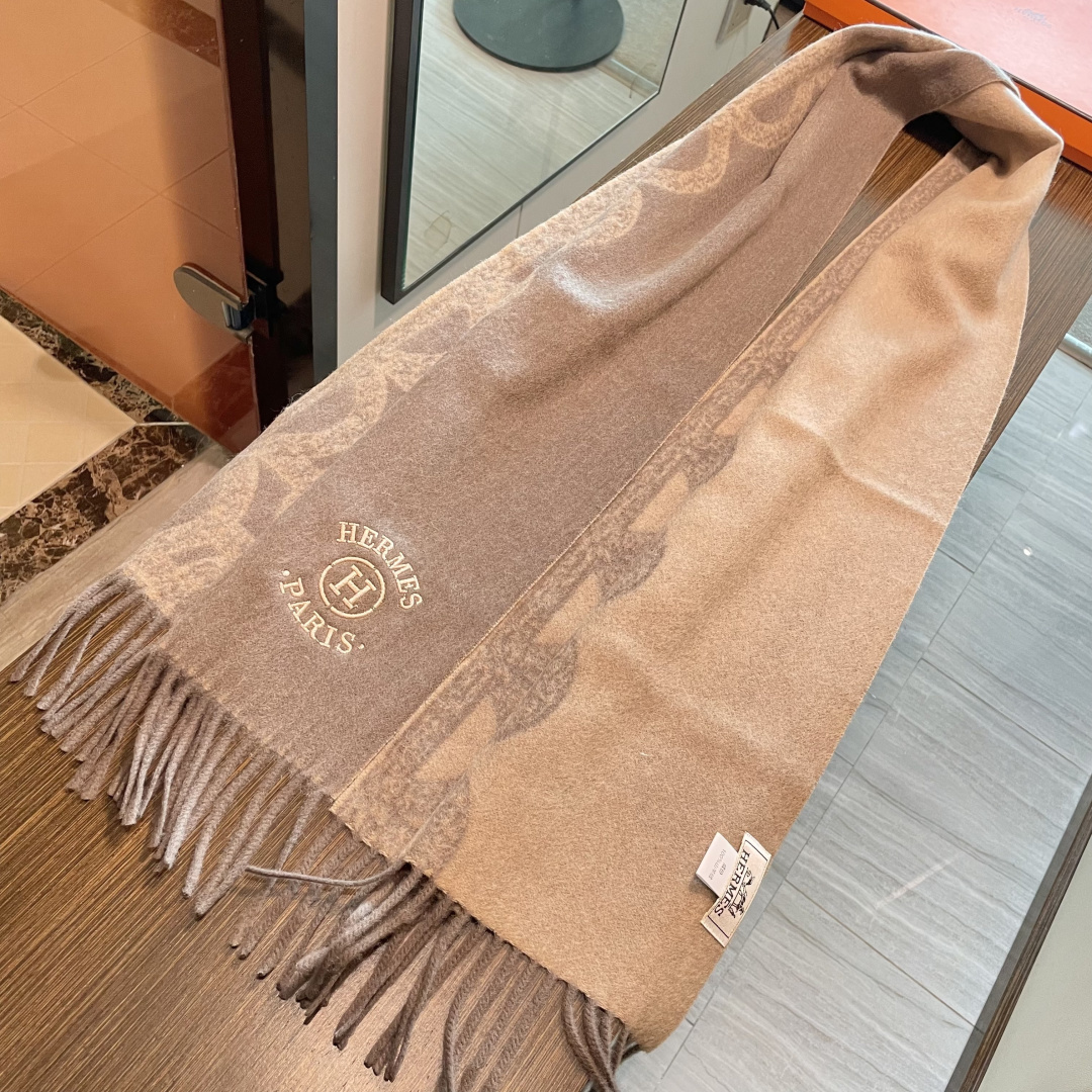 新品 新品 爱马仕男女款围巾且买且珍惜😍~都是出口订单所以比较难遇❤️东西讲究少而精😍好看的一定要收😎这