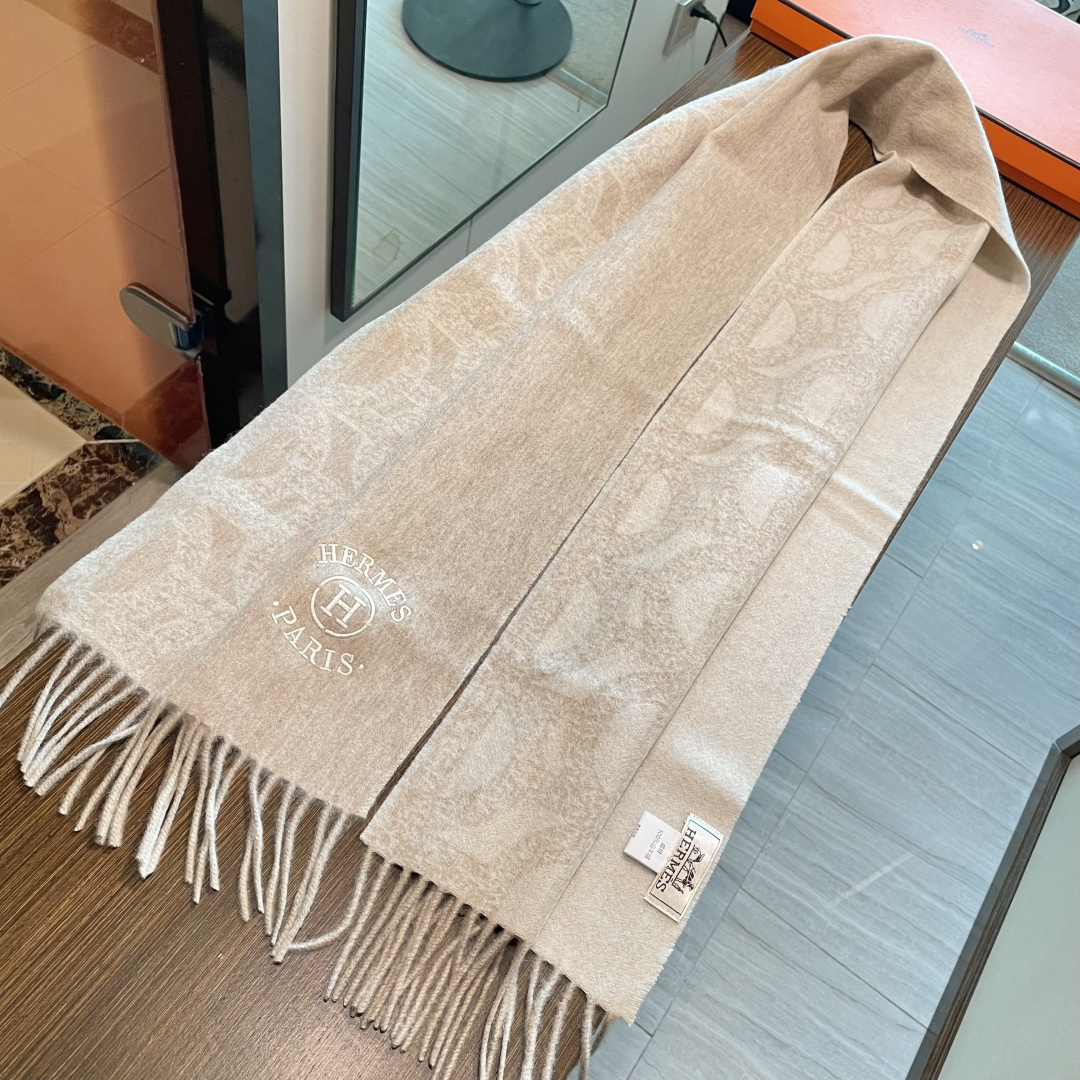 新品 新品 爱马仕男女款围巾且买且珍惜😍~都是出口订单所以比较难遇❤️东西讲究少而精😍好看的一定要收😎这