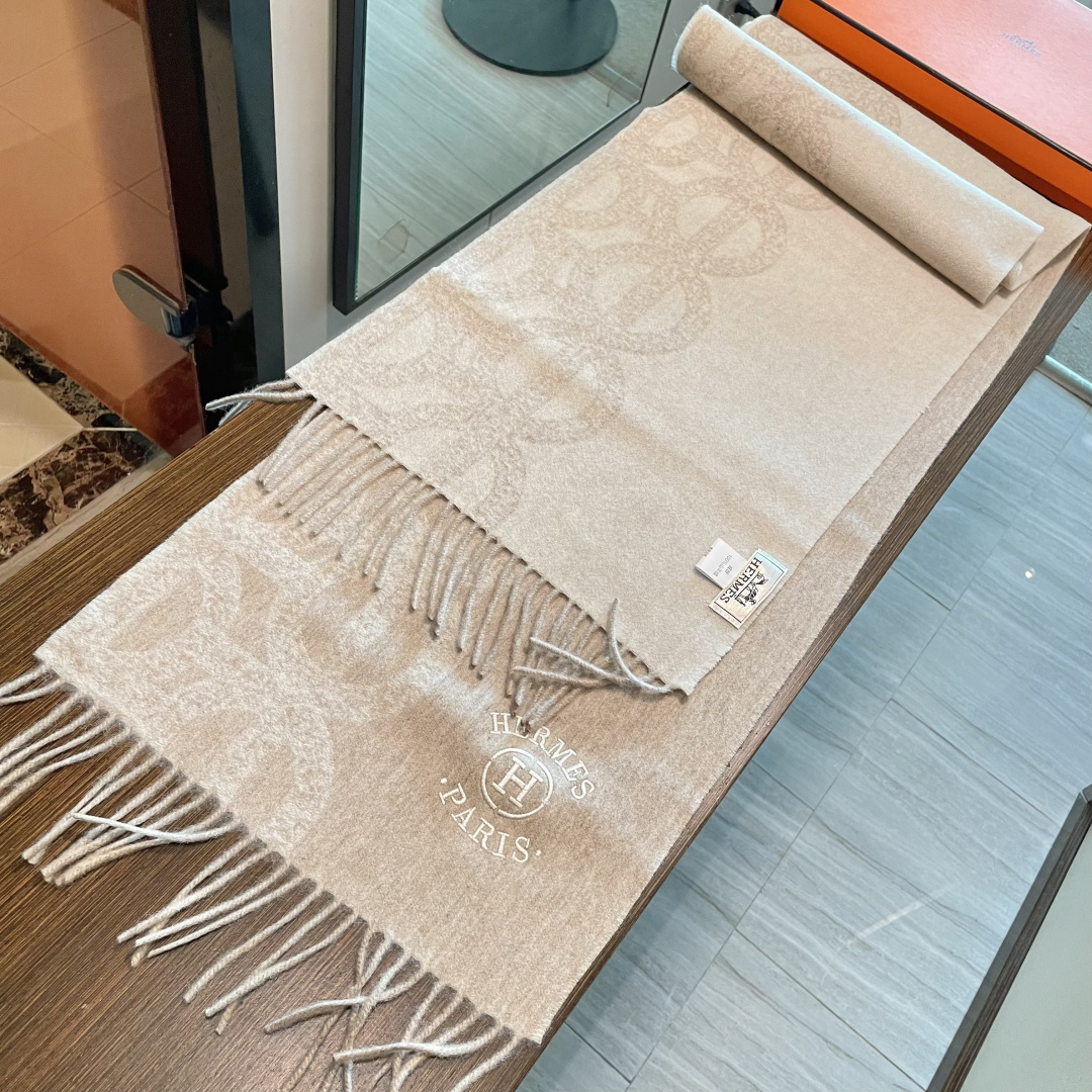 新品 新品 爱马仕男女款围巾且买且珍惜😍~都是出口订单所以比较难遇❤️东西讲究少而精😍好看的一定要收😎这