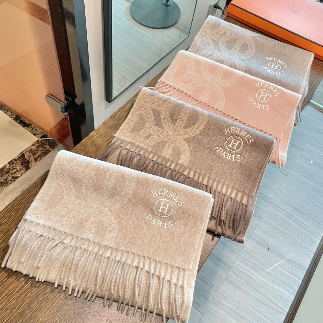 NO:728661,new product new product  2025 Hermès men's and women's scarves are bought and treasured~ They are all export orders, so it is rare to find something that is small but refined and beautiful. You must buy this H family women's scarf. The style is very feminine and it is a very Classic design among men's and women's models. The classic large-area fabric is made of cashmere supplied by customers. It is very fine and soft, very beautiful. The upper body effect is unparalleled and beautiful.  The atmosphere is simple and the color is super nice. Any boy or girl will like it. The small logo is very exquisite and the texture is unobtrusive. It is suitable for formal wear or casual wear. It can be folded in half or hung in a circle. It is stylish for a gentleman and has a warm demeanor. Material cashmere, size 32x200 high version scarf, high version scarf, Hermes19860909新品 新品 2025爱马仕男女款围巾且买且珍惜~都是出口订单所以比较难遇东西讲究少而精好看的一定要收这款H家女士围巾,款式很有女性魅力是男女款里非常Classical的设计,经典大方面料采用的是客供的羊绒细腻柔软度都非常的好,非常漂亮.上身效果无敌好看大气简约,超级好看的配色,任何男生女生都会喜欢的款吧小小Logo非常精致的点缀有质感不张扬~~搭配正装或者搭配休闲装都很合适~对折挂围或者绕圈围都完全可以,绅士有型~有温度的风度.材质羊绒,尺寸32x200高版本围巾,高版本围巾,hermes,scarf