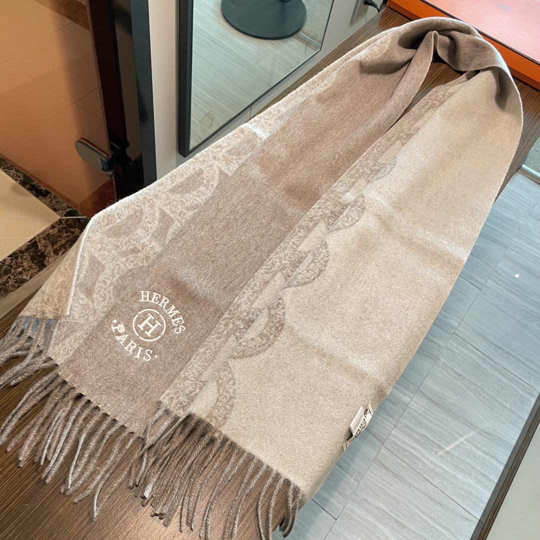 新品 新品 爱马仕男女款围巾且买且珍惜😍~都是出口订单所以比较难遇❤️东西讲究少而精😍好看的一定要收😎这