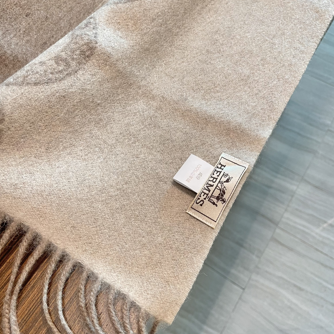 新品 新品 爱马仕男女款围巾且买且珍惜😍~都是出口订单所以比较难遇❤️东西讲究少而精😍好看的一定要收😎这