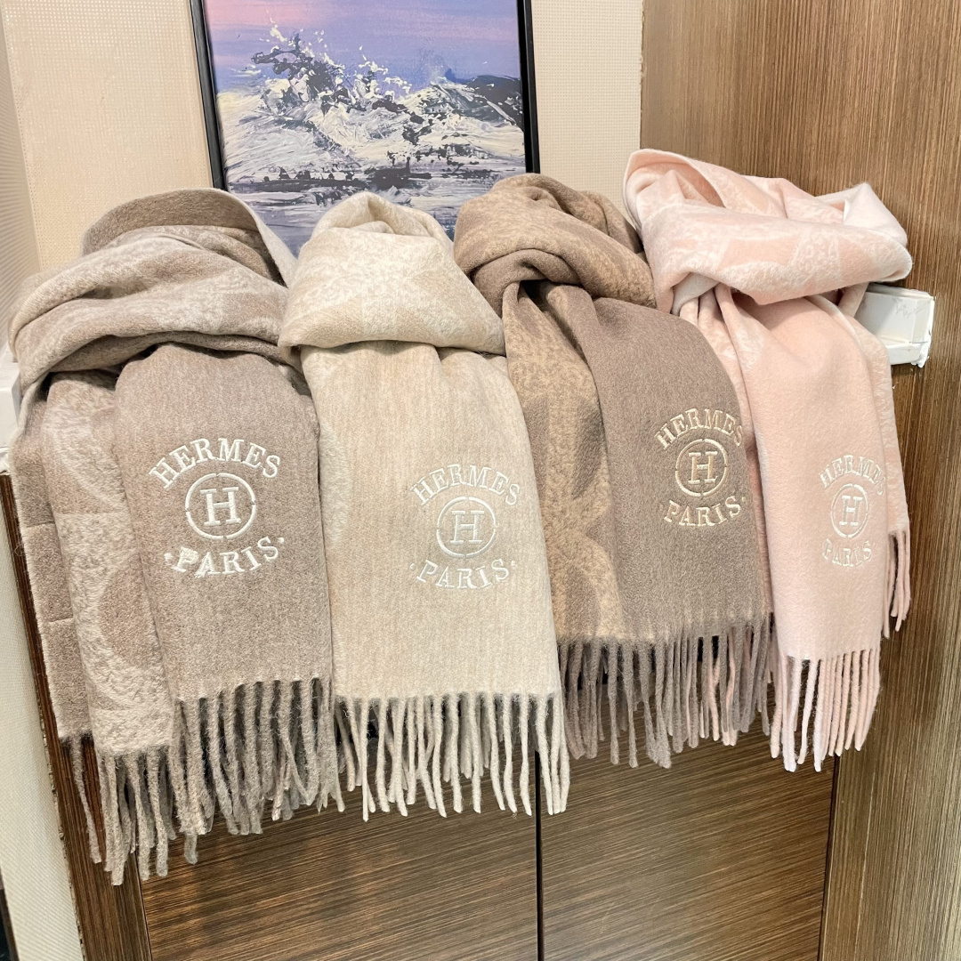 新品 新品 爱马仕男女款围巾且买且珍惜😍~都是出口订单所以比较难遇❤️东西讲究少而精😍好看的一定要收😎这