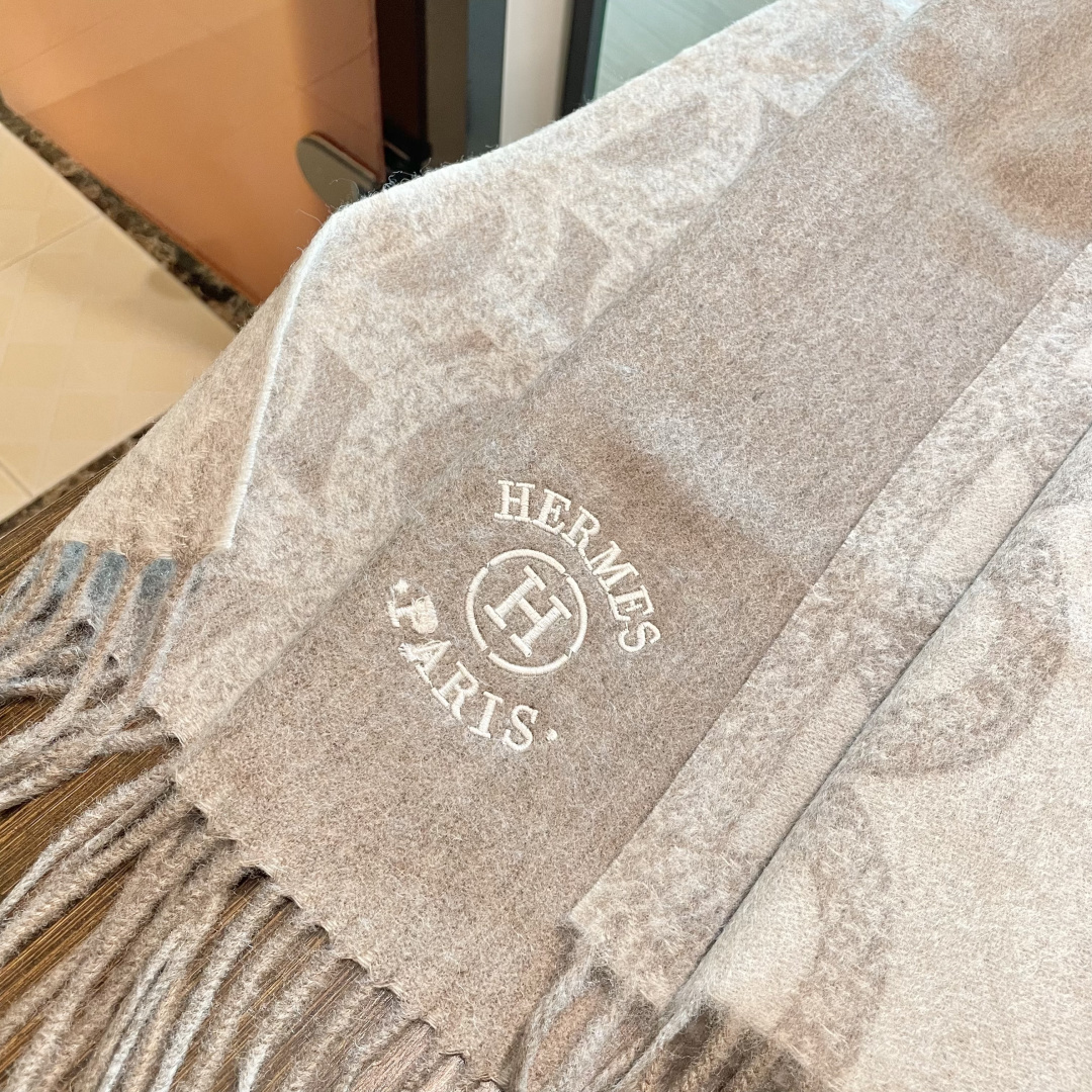 新品 新品 爱马仕男女款围巾且买且珍惜😍~都是出口订单所以比较难遇❤️东西讲究少而精😍好看的一定要收😎这