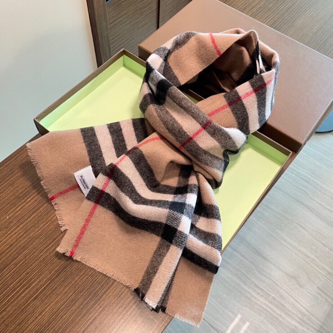burberry专柜短须边经典羊绒格子围巾！！真香系列必入推荐！专柜最新品相，目前专柜都换上了四角缝白标