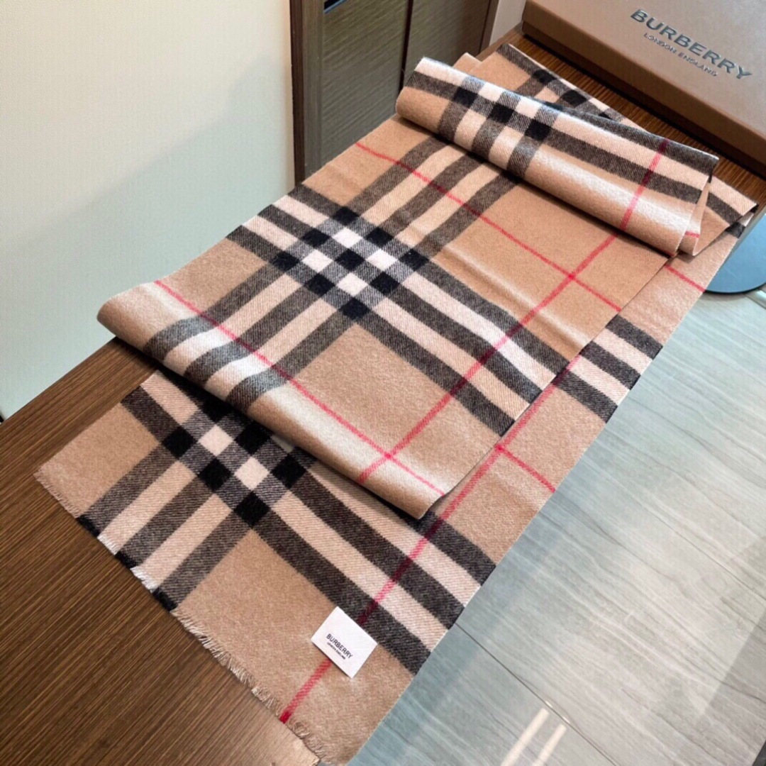 burberry专柜短须边经典羊绒格子围巾！！真香系列必入推荐！专柜最新品相，目前专柜都换上了四角缝白标