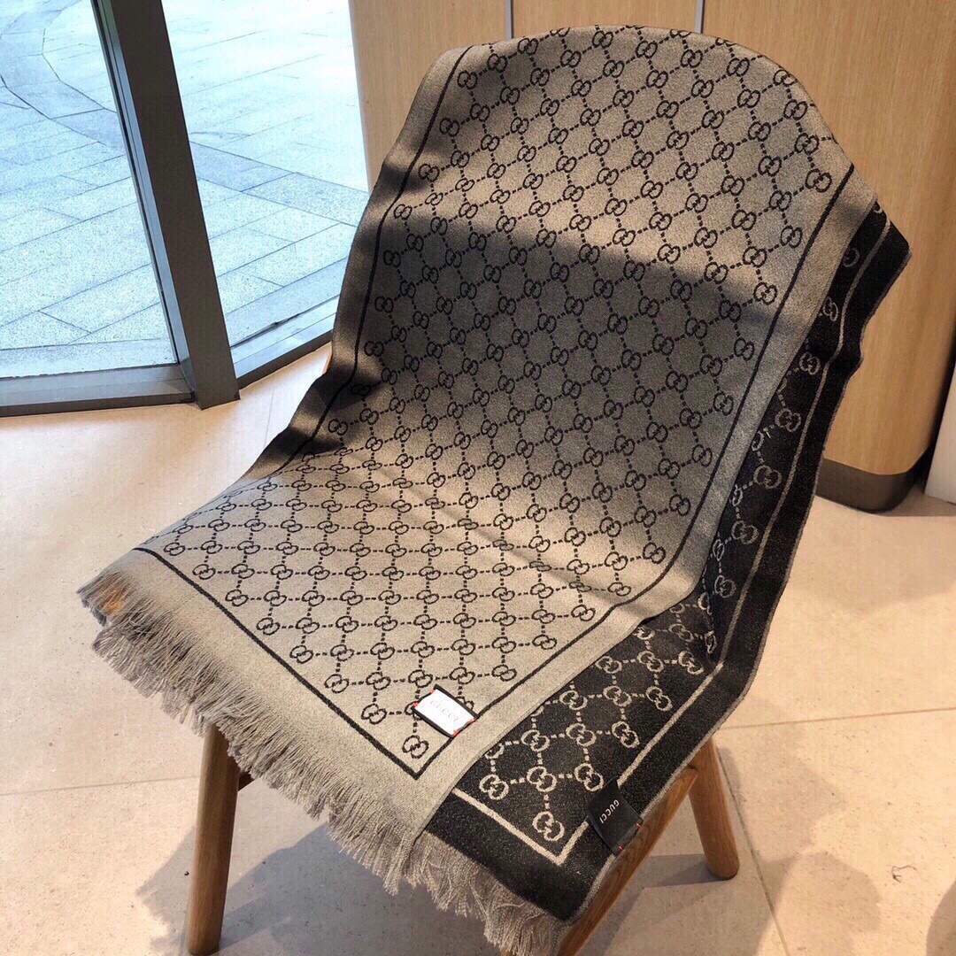 爆款重现 上新💓😘古奇专柜最新款‼️超级超级美的羊绒长巾‼️。真心美的让人心动 男女上身效果简直美翻了 