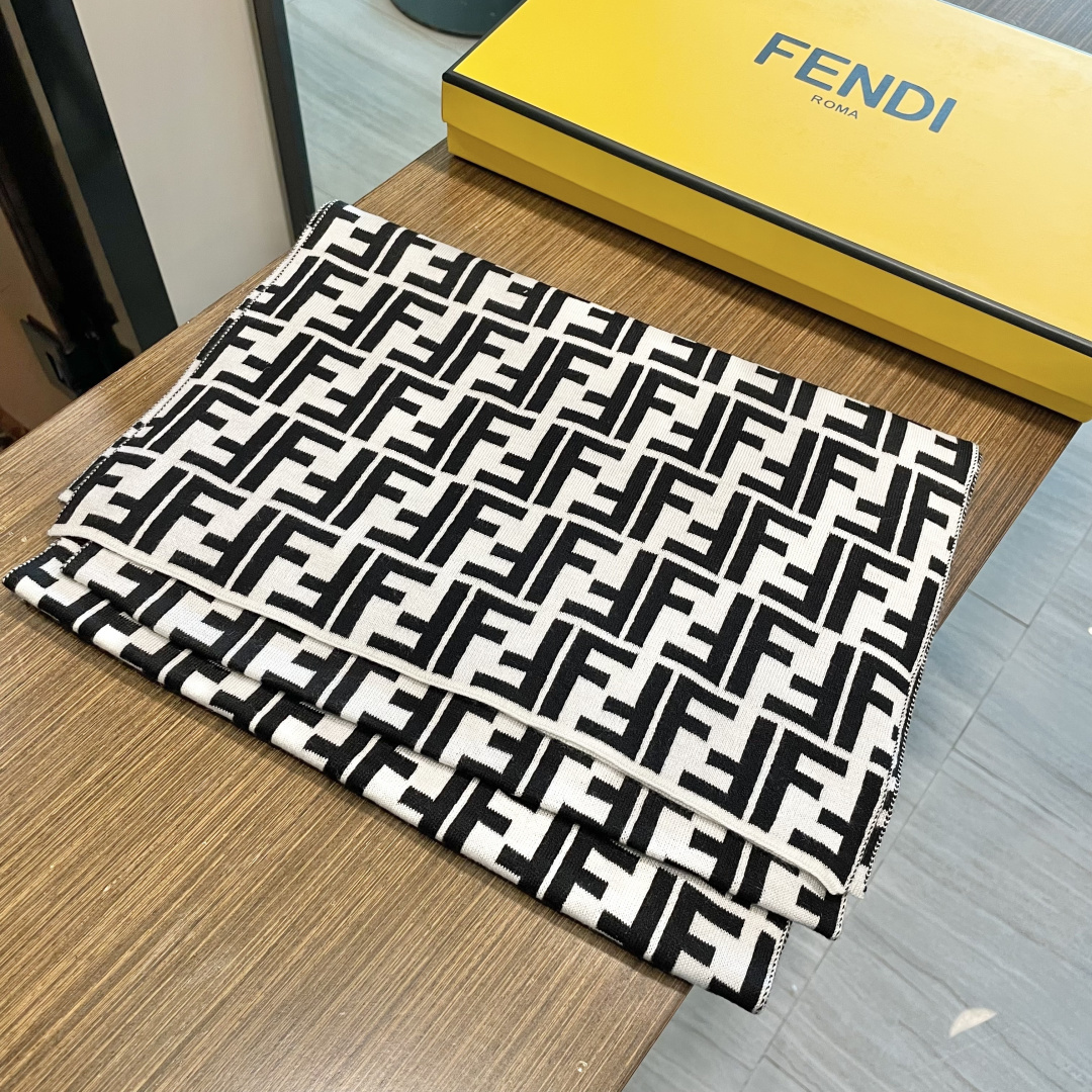 经典FF字母元素围巾，专柜也是刚上架的好玩意儿‼今年的芬迪也是起飞的架势，火的不要不要的，这款真真儿的正
