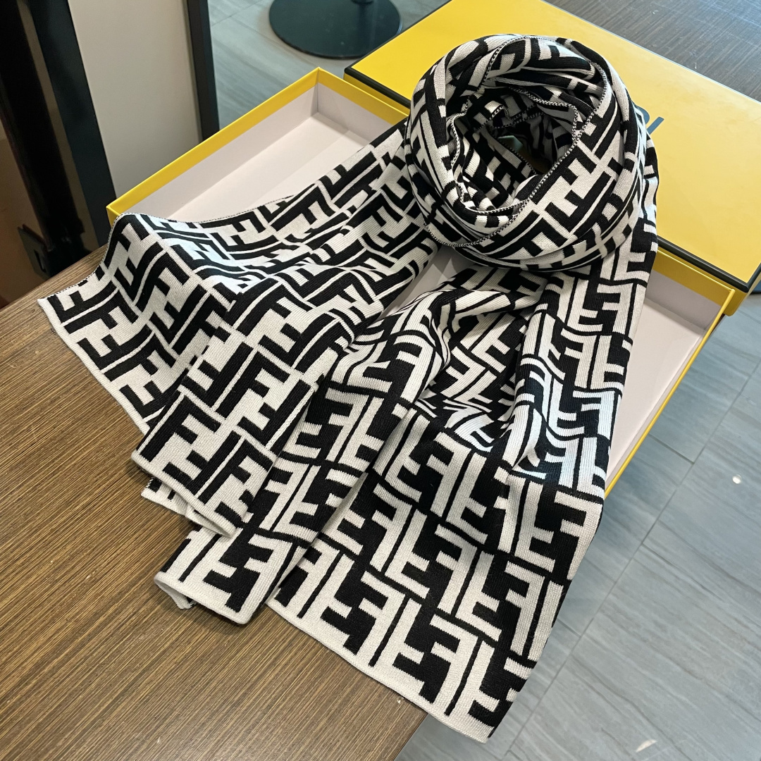 经典FF字母元素围巾，专柜也是刚上架的好玩意儿‼今年的芬迪也是起飞的架势，火的不要不要的，这款真真儿的正