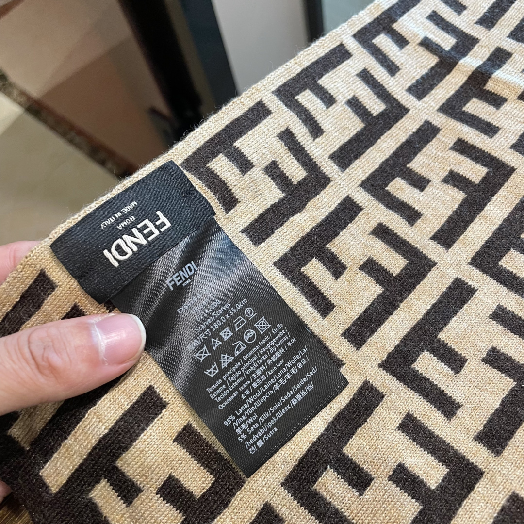 经典FF字母元素围巾，专柜也是刚上架的好玩意儿‼今年的芬迪也是起飞的架势，火的不要不要的，这款真真儿的正