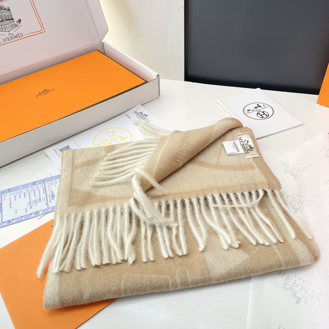 官网同款水波纹水羊绒 爱马仕❗👫同款围巾且买且珍惜羊绒款😍~都是出口订单所以比较难遇❤东西讲究少而精😍好