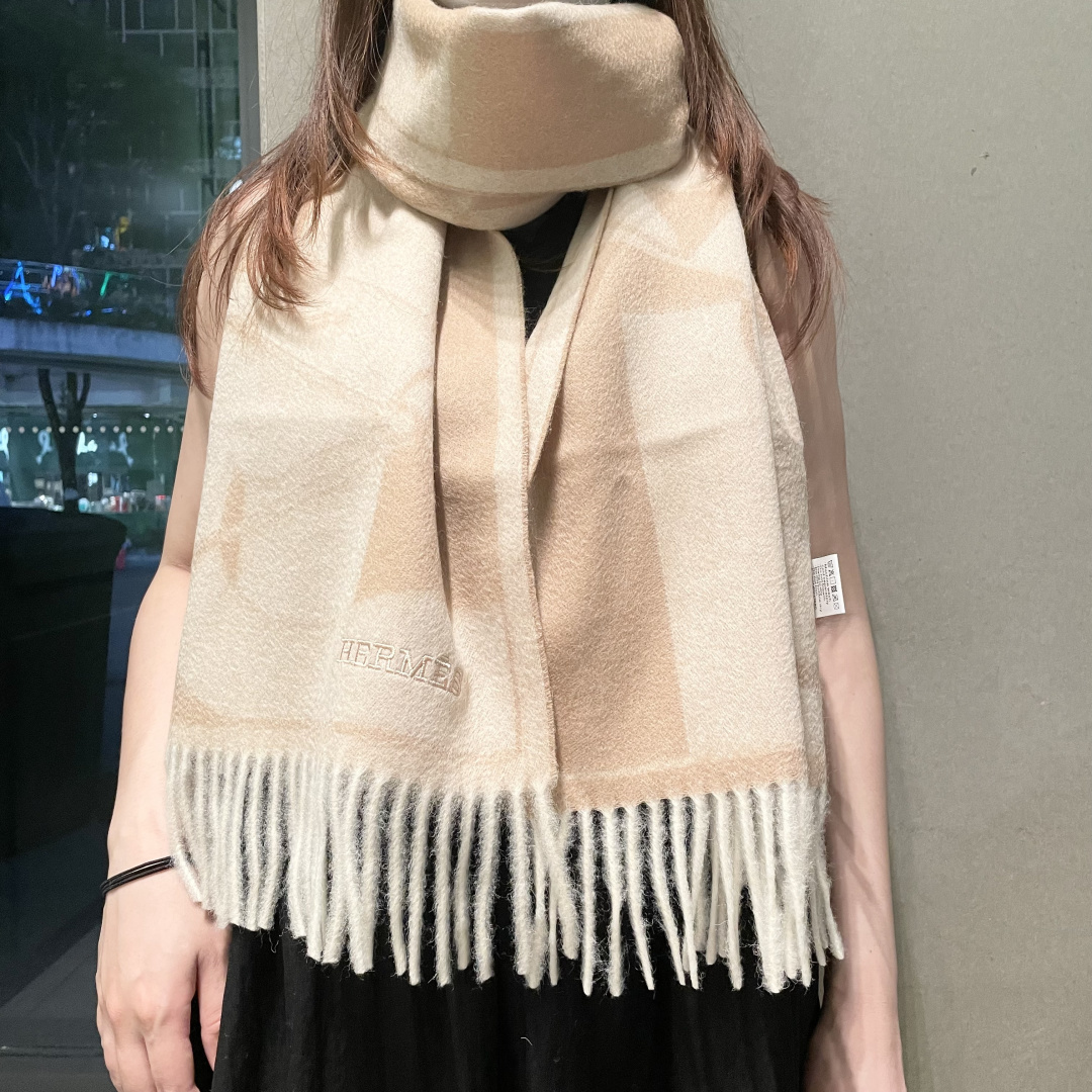 NO:728691,The same style as the official website, water rippled cashmere  I buy the same Hermès scarf and treasure the cashmere version~ They are all export orders, so it is rare to find something that is small but refined and beautiful. You must buy this H scarf. The style is very attractive for both men and women. It is a very Classical design. The classic large-area fabric is made of cashmere supplied by customers. It is very fine and soft, very beautiful. The upper body effect is unbeatable, beautiful, simple, and super  Good-looking color matching, a style that any boy or girl will like. The small logo is very exquisite and has a texture that is not ostentatious. It is a bonus for everyone. The size is 35*200cm, which is suitable for formal wear or casual wear. It can be folded in half or hung in a circle. It is stylish for a gentleman. It has warm demeanor. High version scarf, high version scarf, hermes19860909官网同款水波纹水羊绒 爱马仕同款围巾且买且珍惜羊绒款~都是出口订单所以比较难遇东西讲究少而精好看的一定要收这款H家围巾,款式很有男女性魅力非常Classical的设计,经典大方面料采用的是客供的羊绒细腻柔软度都非常的好,非常漂亮.上身效果无敌好看大气简约,超级好看的配色,任何男生女生都会喜欢的款吧小小Logo非常精致的点缀有质感不张扬~尾单余一丢丢福利大家~规格35*200cm搭配正装或者搭配休闲装都很合适~对折挂围或者绕圈围都完全可以,绅士有型~有温度的风度高版本围巾,高版本围巾,hermes,scarf