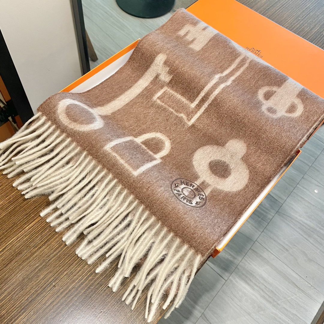 冲动秒杀款 爱马仕❗️男女👫同款双面围巾且买且珍惜羊绒款😍~都是出口订单所以比较难遇❤️东西讲究少而精😍