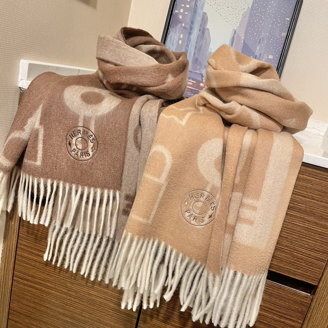 冲动秒杀款 爱马仕❗️男女👫同款双面围巾且买且珍惜羊绒款😍~都是出口订单所以比较难遇❤️东西讲究少而精😍