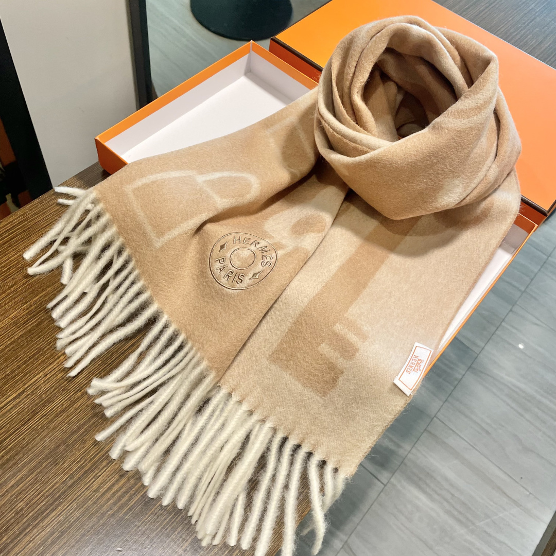 冲动秒杀款 爱马仕❗️男女👫同款双面围巾且买且珍惜羊绒款😍~都是出口订单所以比较难遇❤️东西讲究少而精😍