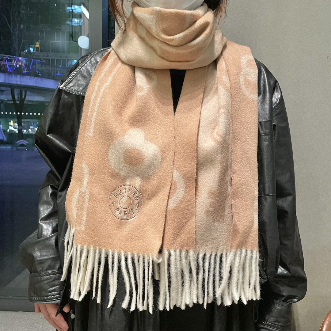 NO:728698,Impulse flash sale  Hermès double-sided scarves for both men and women, buy and cherish the cashmere version~ They are all export orders, so it is rare to find something that is small but refined and beautiful. You must buy this H family men's and women's scarf. The style is very attractive for men and women. It is a very Classic design for men and women. The classic large-area fabric is made of cashmere supplied by customers. It is very fine and soft, very beautiful. The upper body effect is invincible and looks good.  Simple, super good-looking color scheme, a style that any boy or girl will like. The small logo is very exquisite and has a texture that is not ostentatious. It is a bonus for everyone. The size is 32*180cm, which is suitable for formal wear or casual wear. It can be folded in half or hung in a circle. It is stylish for a gentleman. It has a warm demeanor. High version scarf, high version scarf, hermes19860909冲动秒杀款 爱马仕男女同款双面围巾且买且珍惜羊绒款~都是出口订单所以比较难遇东西讲究少而精好看的一定要收这款H家男女士围巾,款式很有男女性魅力是男女款里非常Classical的设计,经典大方面料采用的是客供的羊绒细腻柔软度都非常的好,非常漂亮.上身效果无敌好看大气简约,超级好看的配色,任何男生女生都会喜欢的款吧小小Logo非常精致的点缀有质感不张扬~尾单余一丢丢福利大家~规格32*180cm搭配正装或者搭配休闲装都很合适~对折挂围或者绕圈围都完全可以,绅士有型~有温度的风度.高版本围巾,高版本围巾,hermes,scarf