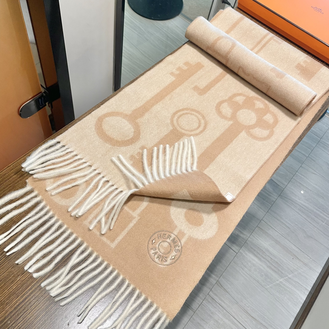 冲动秒杀款 爱马仕❗️男女👫同款双面围巾且买且珍惜羊绒款😍~都是出口订单所以比较难遇❤️东西讲究少而精😍