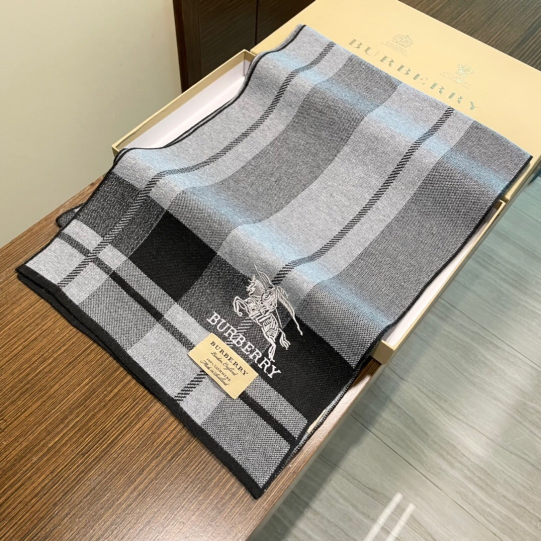 NO:728701,Synchronous counter, high-end cashmere knitted scarves!  】It can be formal or casual, a very Classic men's design. This weaving method is more difficult, it consumes a lot of yarn, and the craftsmanship is very difficult!  !  It is definitely a piece with timeless aesthetics!  This cashmere scarf looks good on any person, and its shape is truly unique!  !  In fact, there is no superfluous design, and it looks good no matter how you wear it!  Cashmere, size 30*180cm, is suitable for formal wear or casual wear. It can be folded in half and hung or wrapped in a circle. It is a high-end scarf with warm style and high-end scarf.19860909同步专柜,高端羊绒针织围巾！】可正式,可随意,非常Classical的男款设计.这款织法比较难,又很费纱线,工艺难度非常大！！绝对是一条审美不过时的单品！随便围都会好看的羊绒围巾,版型真是一绝！！其实没有多余的设计,怎么围都好看！羊绒,规格30*180cm搭配正装或者搭配休闲装都很合适~对折挂围或者绕圈围都完全可以,有温度的风度高版本围巾,高版本围巾,scarf