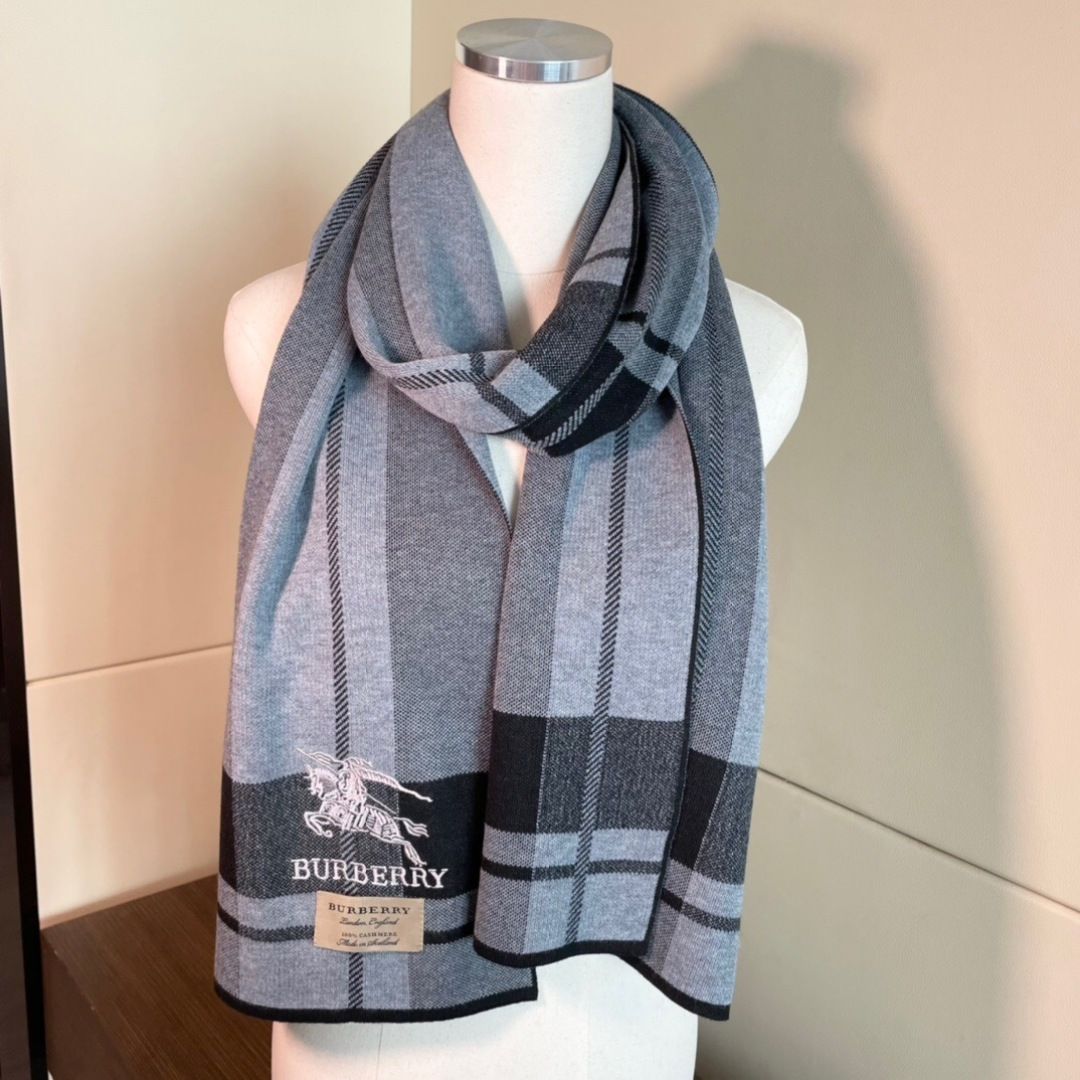 同步专柜，高端羊绒针织围巾！】可正式，可随意，非常Classical的男款设计。这款织法比较难，又很费纱