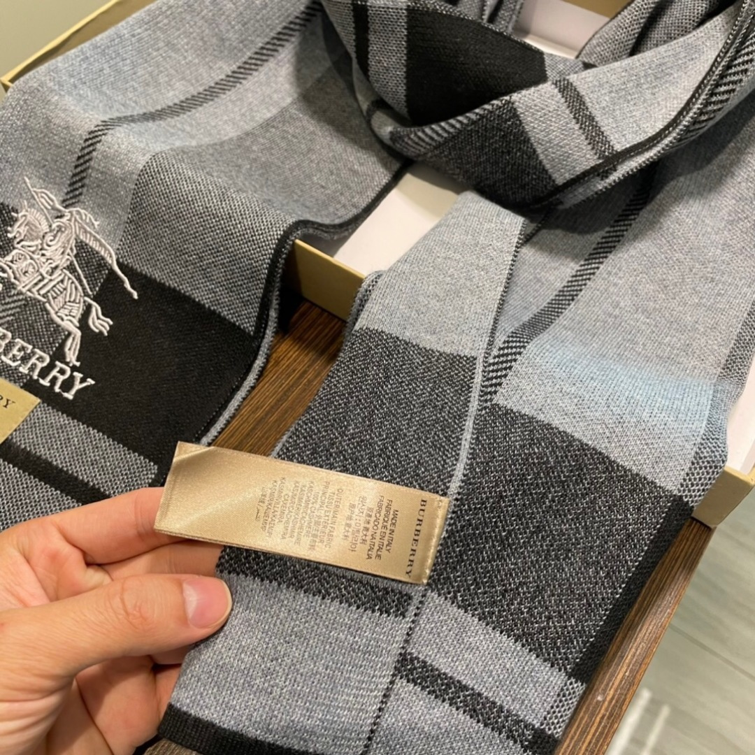 同步专柜，高端羊绒针织围巾！】可正式，可随意，非常Classical的男款设计。这款织法比较难，又很费纱