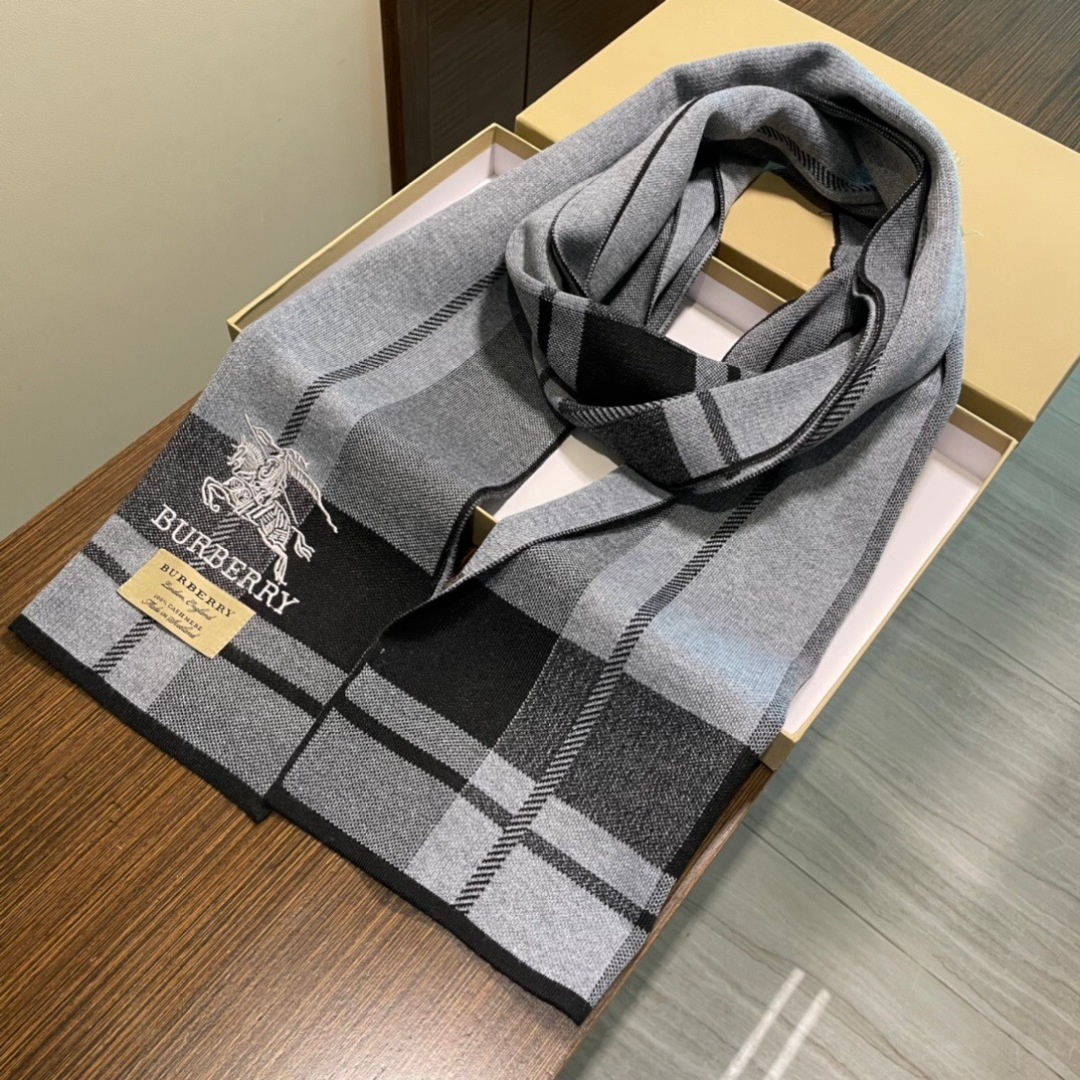 同步专柜，高端羊绒针织围巾！】可正式，可随意，非常Classical的男款设计。这款织法比较难，又很费纱