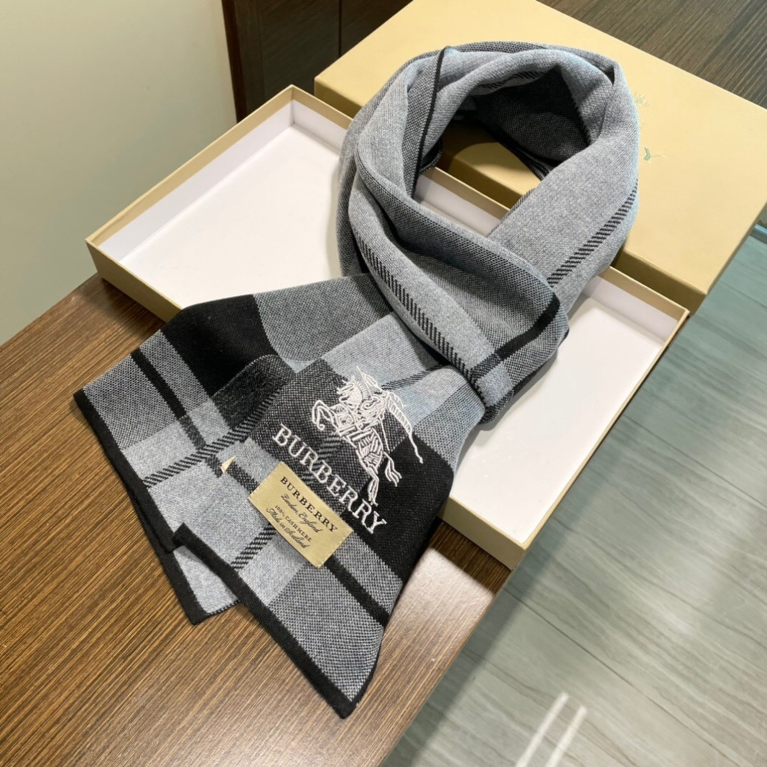 同步专柜，高端羊绒针织围巾！】可正式，可随意，非常Classical的男款设计。这款织法比较难，又很费纱