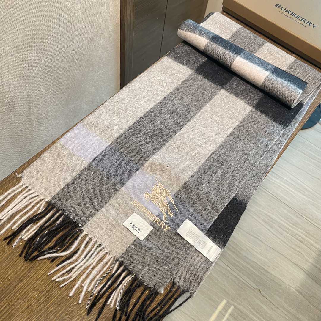 爆款大量现货 放心上图 巴宝利国际品牌时尚男士围巾上市。。✨霸气休闲为一体[鼓掌][鼓掌]顶级羊绒+精细