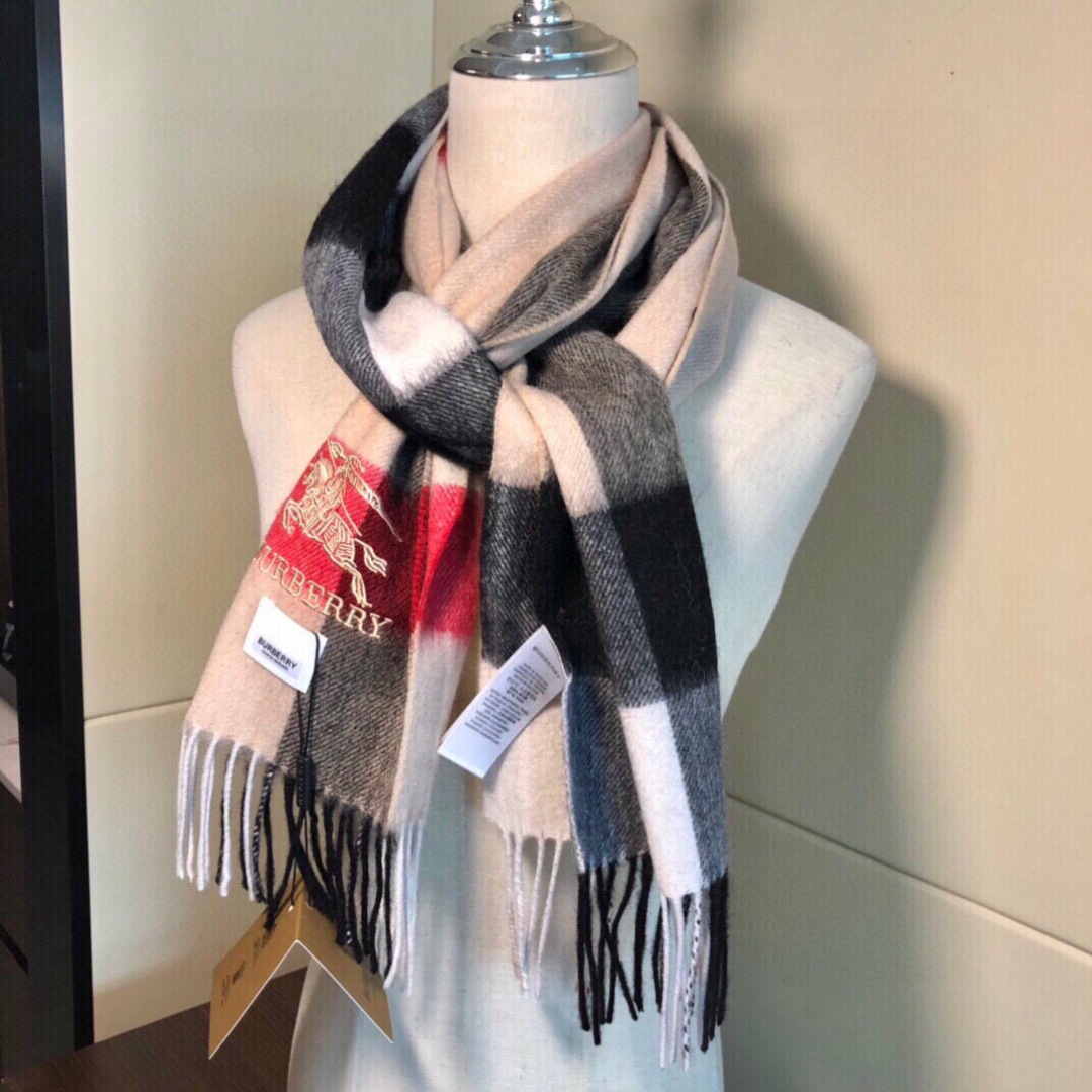 爆款大量现货 放心上图 巴宝利国际品牌时尚男士围巾上市。。✨霸气休闲为一体[鼓掌][鼓掌]顶级羊绒+精细