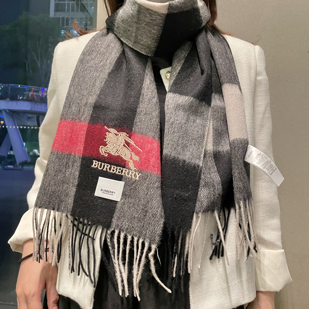 NO:728704,A large number of popular items are in stock. Don’t worry. Pictured above. Burberry’s international brand fashion men’s scarf is on the market. It combines domineering and leisure. [Applause] [Applause] Top cashmere + fine embroidery. 32*180 standard men’s specifications. Original replica. It is definitely the first choice for fashionable men. [Love] It can be called the original order but not too much. Exclusive in the market. It gives people a brand new feeling. It is a symbol of taste for men. High version scarf, high version scarf, burberry19860909爆款大量现货 放心上图 巴宝利国际品牌时尚男士围巾上市霸气休闲为一体[鼓掌][鼓掌]顶级羊绒+精细刺绣 32*180标准男款规格 原版复刻 绝对是时尚男首选[爱心]堪称原单不过分 市场独家 给人焕然一新的感觉 品味男人的象征高版本围巾,高版本围巾,burberry,scarf