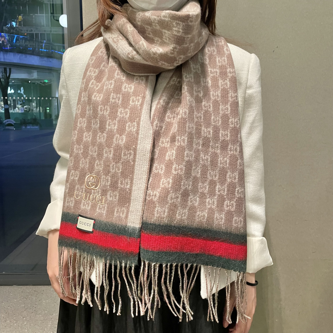 NO:728707,Gucci is a very authentic scarf ~ I love the fabric, soft and waxy feel, very soft, delicate and comfortable. The classic signature GG letter element is elegant and simple, super good-looking color matching, any boy will like it, the small logo is very exquisite embellishment, texture is unobtrusive, unisex style, size 33*180cm is suitable for formal wear or casual wear ~ it can be folded in half or hung in a circle, gentleman's style ~ warm style high version scarf, high version scarf, gucci19860909Gucci非常正的围巾~面料大爱,软糯手感,非常柔软细腻舒服经典招牌GG字母元素大气简约,超级好看的男神配色,任何男生都会喜欢的款吧,小小Logo非常精致的点缀,有质感不张扬男女通用款式,规格33*180cm搭配正装或者搭配休闲装都很合适~对折挂围或者绕圈围都完全可以,绅士有型~有温度的风度高版本围巾,高版本围巾,gucci,scarf
