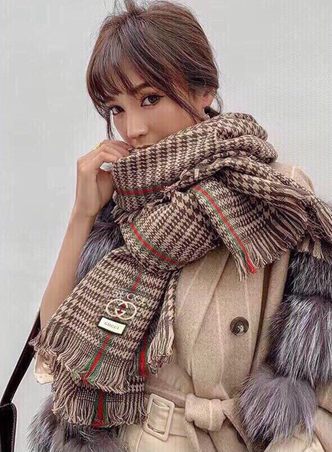 NO:728710,VIP recommends the latest hot style of Gucci counter. It is really beautiful. No matter the design, the houndstooth bee is very well-detailed. You can see that the whole scarf gives people a big-name aura and is very exquisite and high-end. VIP recommends the new 90*200cm top cashmere long scarf, which is definitely worth buying. High version scarf, high version scarf, gucci19860909vip推荐Gucci专柜最新款爆款哦 实物真心美 千鸟格小蜜蜂无论设计都是非常到位细节都可见整个围巾给人大牌气场的同时又非常精致高端VIP推荐绝对值得入手的新款90＊200cm 顶级羊绒长巾.高版本围巾,高版本围巾,gucci,scarf