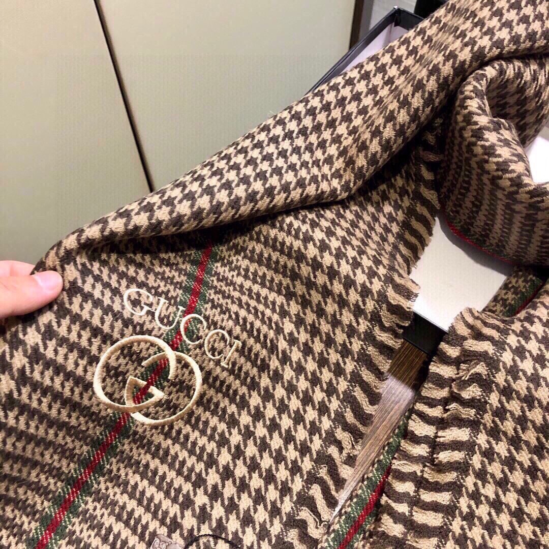 viP推荐👍Gucci专柜最新款‼️。爆款哦 😘💍实物真心美 🎀千鸟格小蜜蜂🐝💓💃🏻无论设计都是非常到位