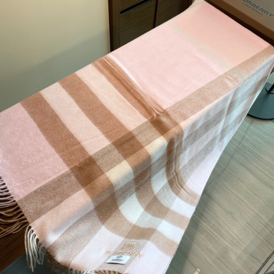 高端好品质 市场质量不一样 爆款上新 情侣款👍👍巴宝利披肩 独家牛货🐂 奢华尽在尺寸之间，高端品质‼️具