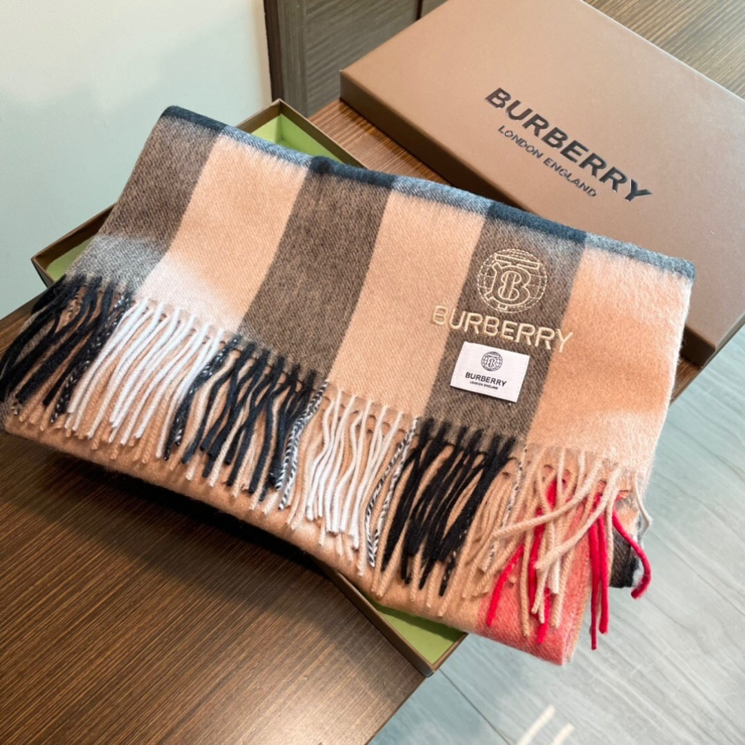 高端好品质 市场质量不一样 爆款上新 情侣款👍👍巴宝利披肩 独家牛货🐂 奢华尽在尺寸之间，高端品质‼️具